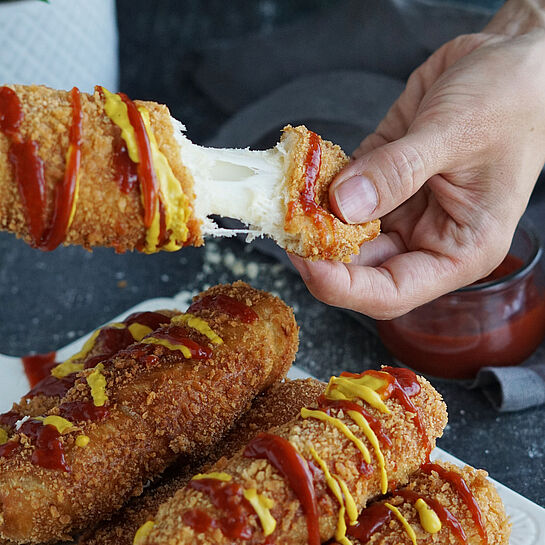 Koreanische Corn Dogs am Spieß, paniert mit Panko und frittiert. Einfaches Rezept für knusprige Corn Dogs.