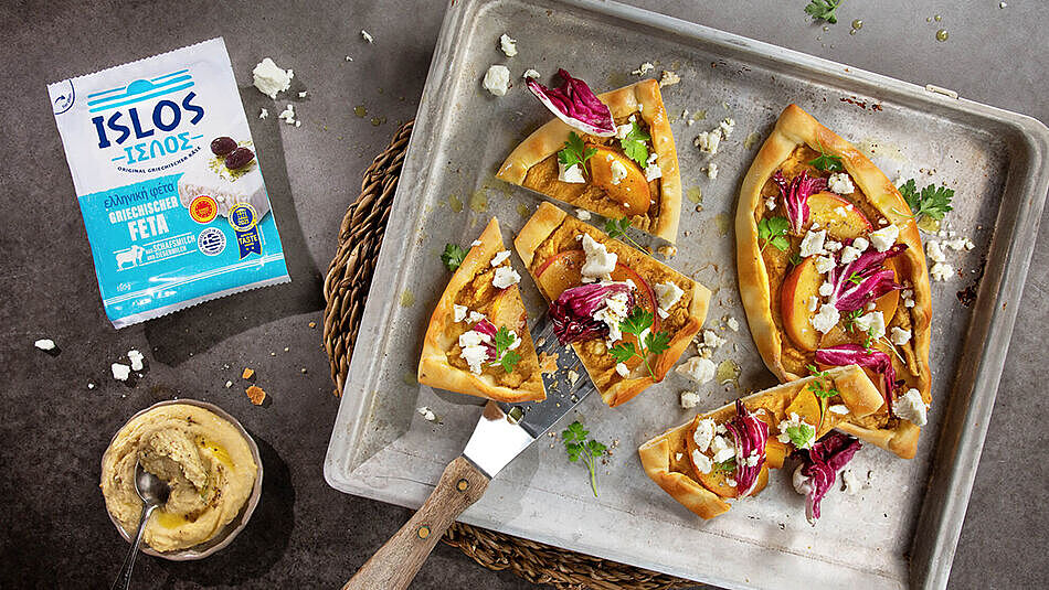 Pide mit Feta, Hummus und Pfirsichen