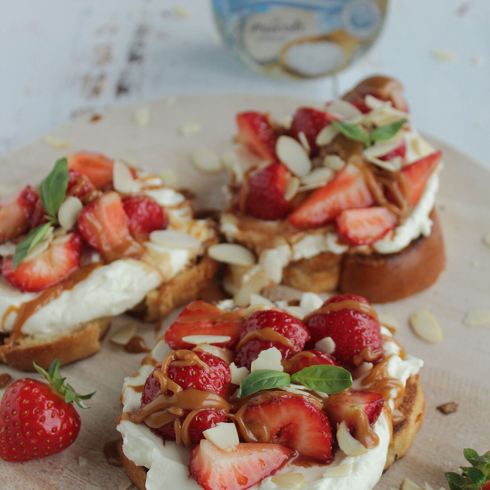 Brioche mit Creme & Erdbeeren