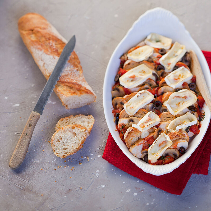 Auflaufform mit italienischem Bruschetta Brot. Dazu Hühnchen und Géramont Classic