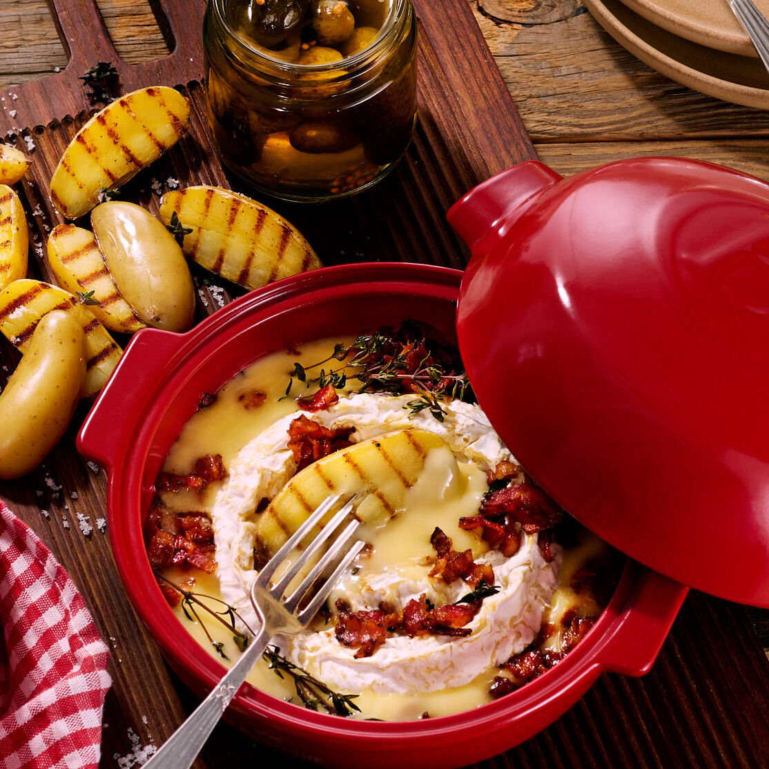 Grill-Camembert mit Speck und Kartoffeln