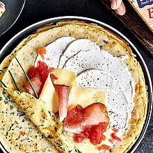 Eine würzige Mischung mit Suchtpotential! Pfannkuchen mit Bio-Käse &quot;Wilder Bernd&quot;, geräuchertem Schinken und Schmand.