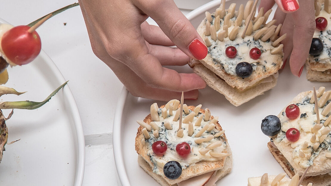 Rezept: Mini Käseigel Toast mit Ananas und Schinken 