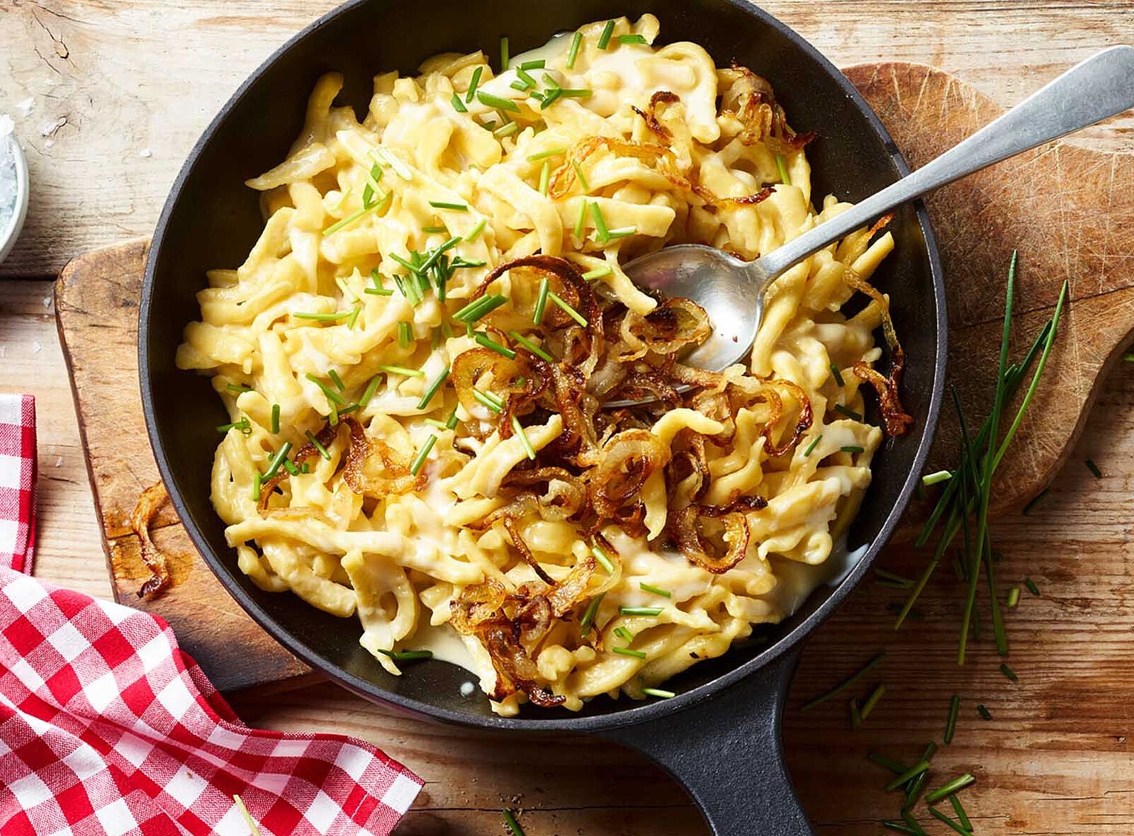 Spätzlepfanne mit Käse und Schmelzzwiebeln
