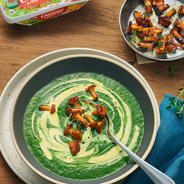 Eine Schüssel cremige Pfifferlingssuppe mit frischen Pfifferlingen und zartschmelzendem Milkana Cheddar-Schmelzkäse.