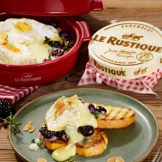 Camembert vom Grill mit Beeren und Brioche