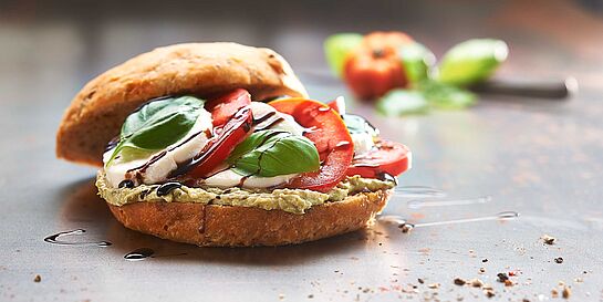 Italienischer Käse darf auf einer Focaccia auf keinen Fall fehlen. Dazu frische Tomate und Basilikum. 