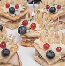 Rezept für kleine Käseigel auf Toast mit Ananas und Schinken 