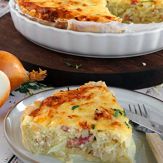 Zwiebelkuchen auf Hefeteig mit knusprigem Boden und einer Füllung aus Zwiebeln, Speck und Käse.