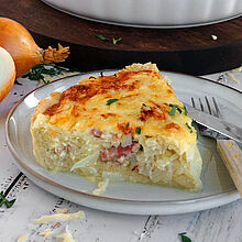 Zwiebelkuchen auf Hefeteig mit knusprigem Boden und einer Füllung aus Zwiebeln, Speck und Käse.