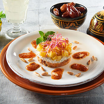 Eine fruchtige Vorspeise: Orientalischer Couscous-Salat mit Ziegenkäse und Mango. Das Gewinnerrezept des großen Rezeptwettbewerbs mit Chavroux.