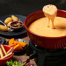 Käsefondue auf Basis von 3 Käsesorten mit Tomatenstückchen und Kartoffeln