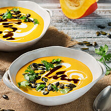 Samtige Kürbissuppe aus Hokkaidokürbis mit einem Hauch Ingwer, verfeinert mit Kokosmilch, warm und einladend