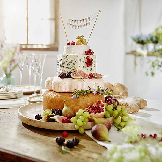 Köstliche Käse-Hochzeitstorte aus Käselaiben. 