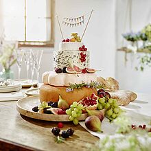 Köstliche Käse-Hochzeitstorte aus Käselaiben. 