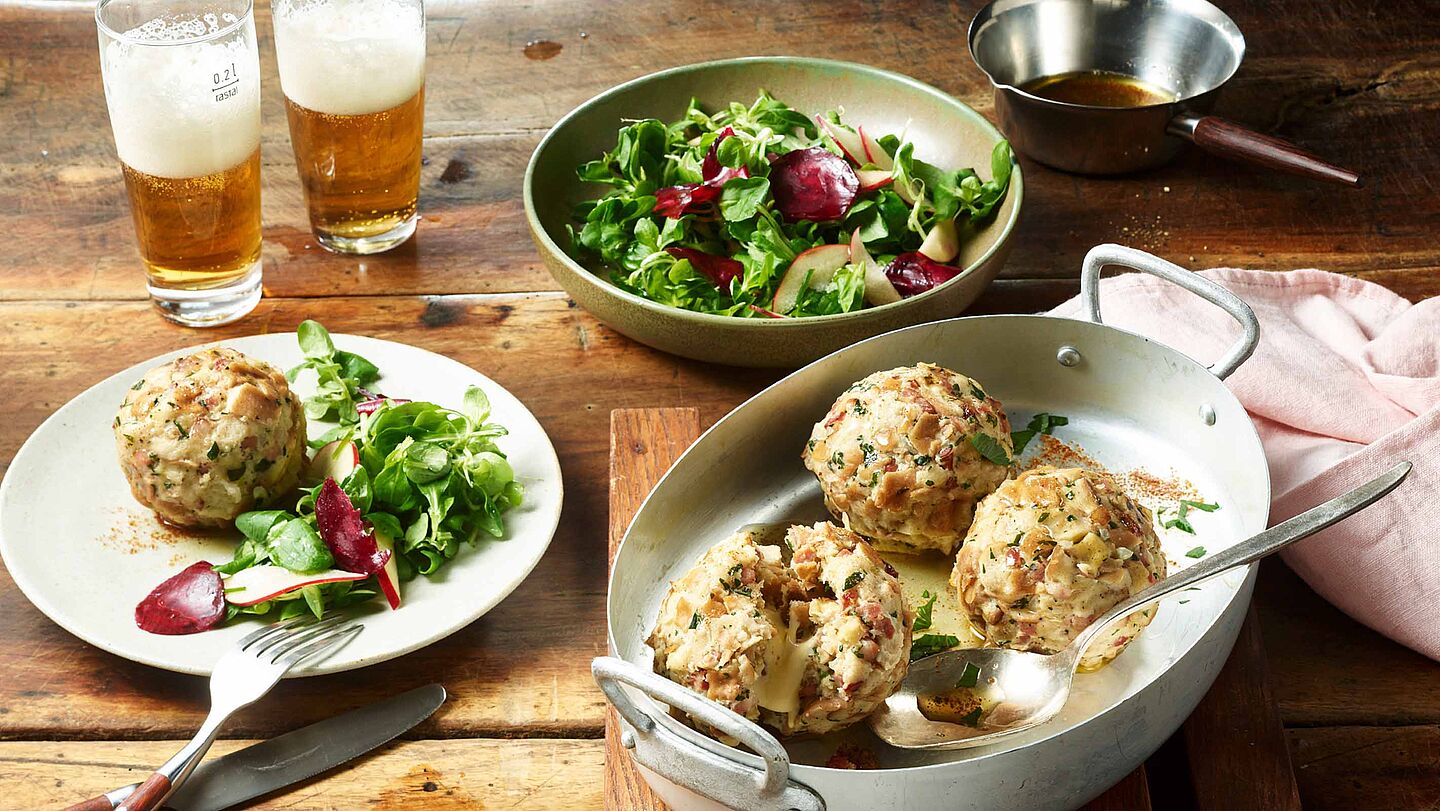 Brezel-Knödel gefüllt mit MILKANA und Speck 