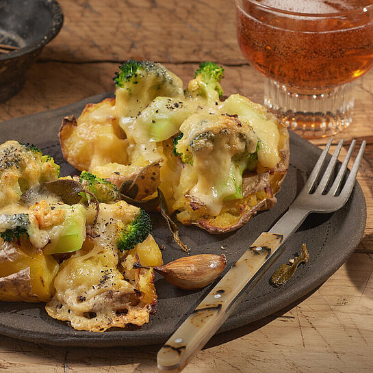 Smashed Potatoes mit Cheddar Käse, Brokkoli und Piccalilli