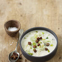 Vegetarische Lauchsuppe mit Käse und ganz ohne Hackfleisch. Verfeinert mit einen Schuss Weißwein