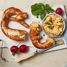 Obazda Rezept für die klassische bayrische Brotzeit mit Laugengebäck