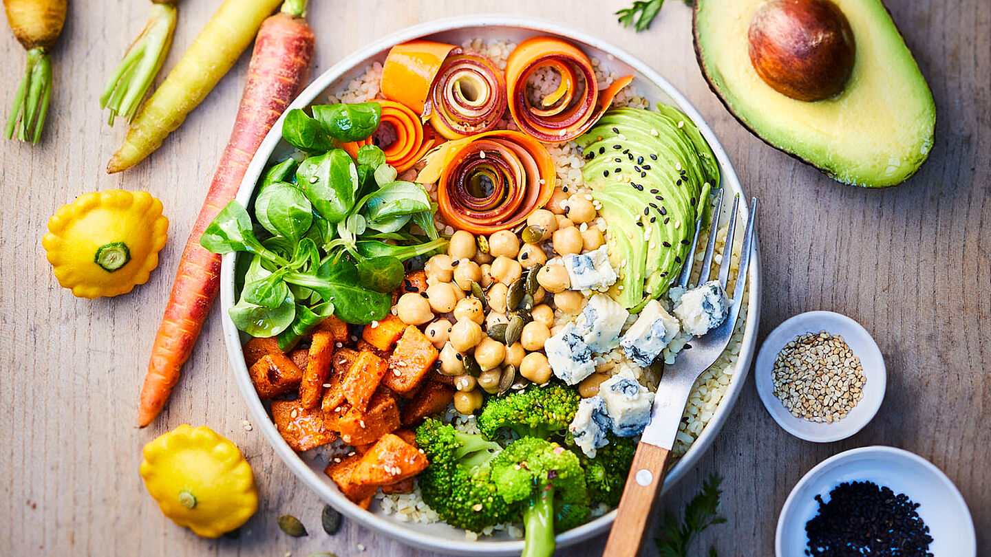 Buddha Bowl mit Süßkartoffeln und Saint Agur Buddha Bowl mit buntem Gemüse, Bulgur und Blauschimmelkäse
