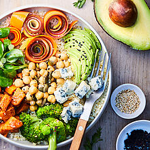 Buddha Bowl mit buntem Gemüse, Bulgur und Blauschimmelkäse