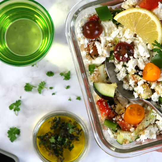 Mediterraner Couscous-Salat in einer Auflaufform, garniert mit knackigem Gemüse wie Zucchini, Feta und Paprika – ein absoluter Genuss!