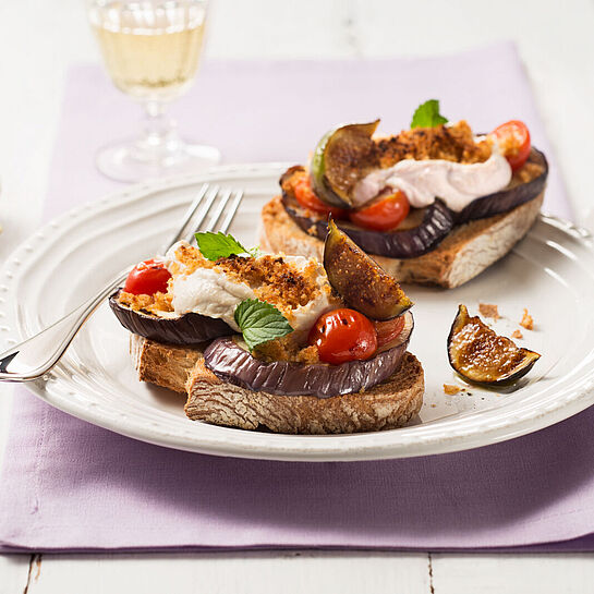 Tolle Rezeptidee - geröstetes Brot mit überbackenen Auberginen