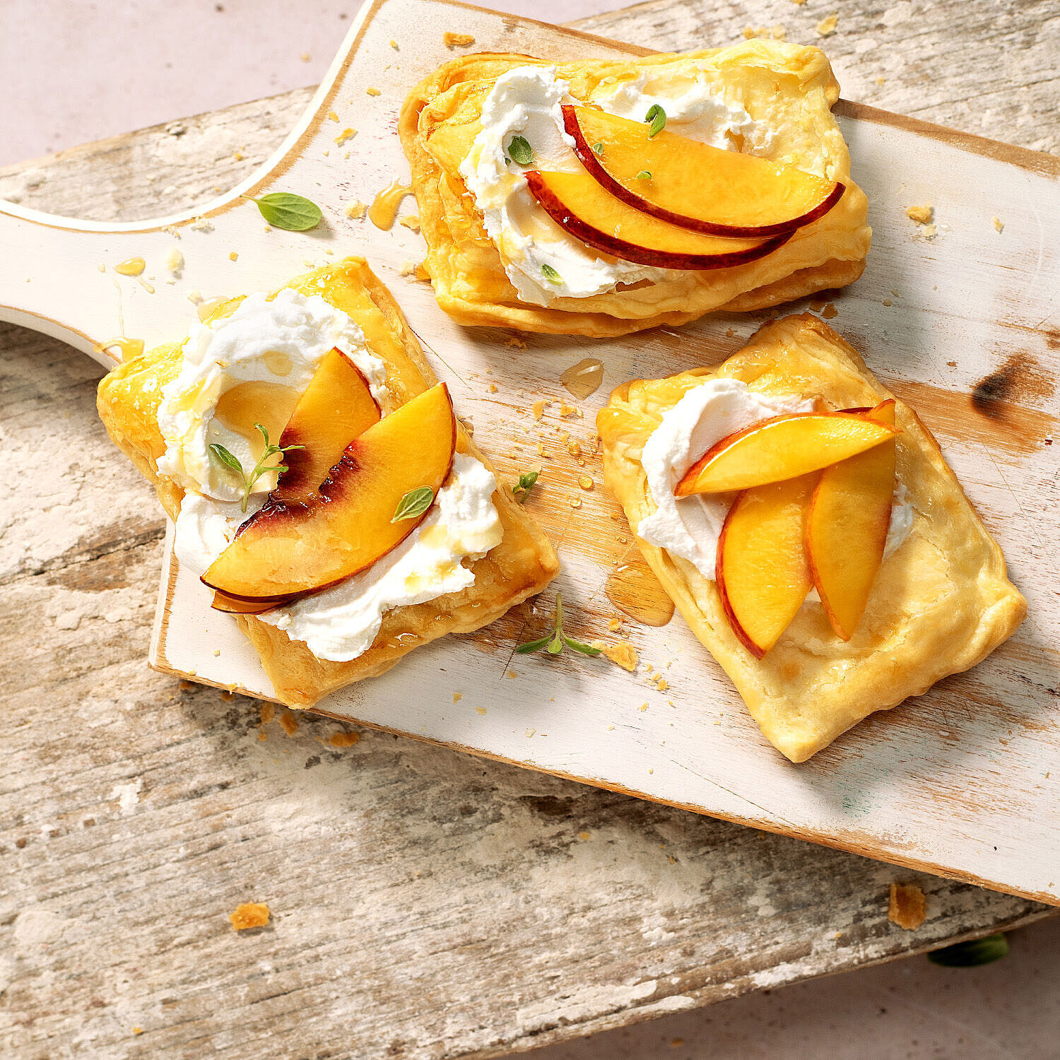 Blätterteig-Teilchen mit Ziegenkäse und Nektarinen