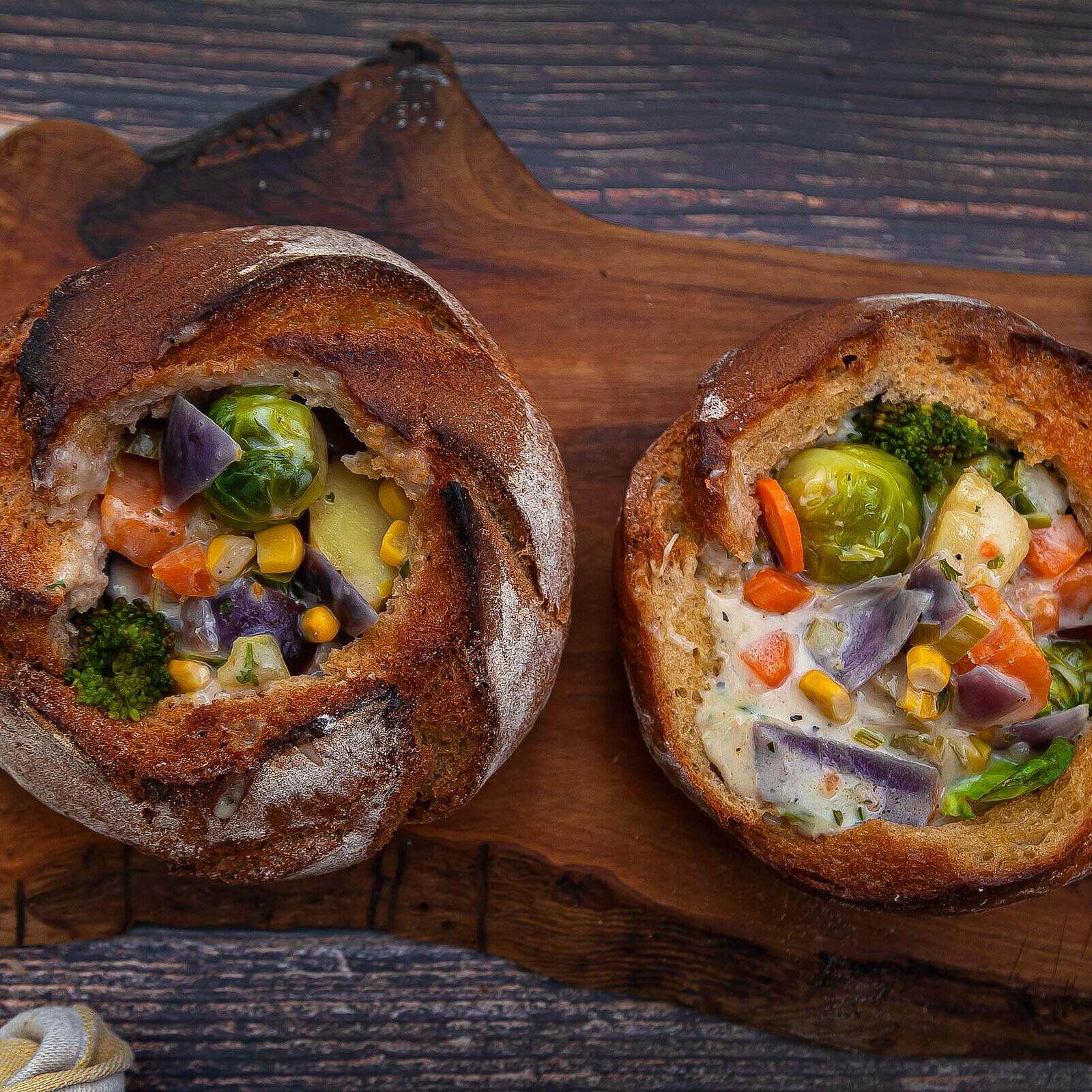 Käse-Gemüsesuppe im Brotlaib
