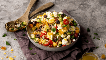 Griechischer Brotsalat mit ISLOS Feta Käse, Tomaten und Oliven für echten Urlaubsflair