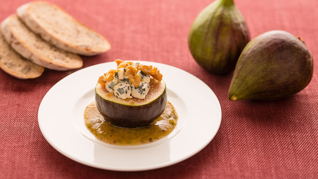 Rezept für Feige mit Saint Agur Blauschimmelkäse und karamellisierten Walnüssen. 