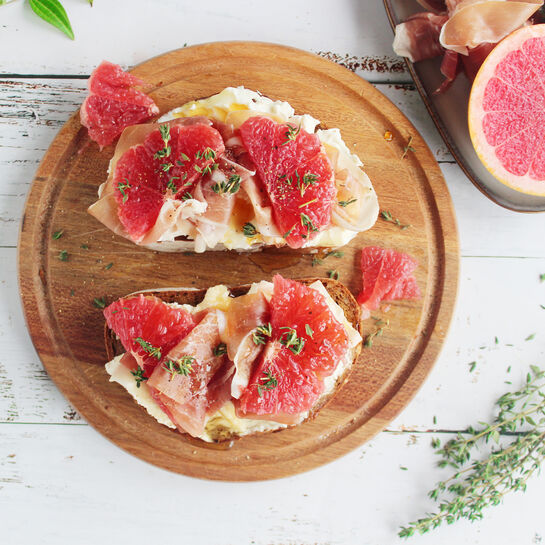 Knusprige Sauerteigstulle mit Frischkäse und Grapefruit
